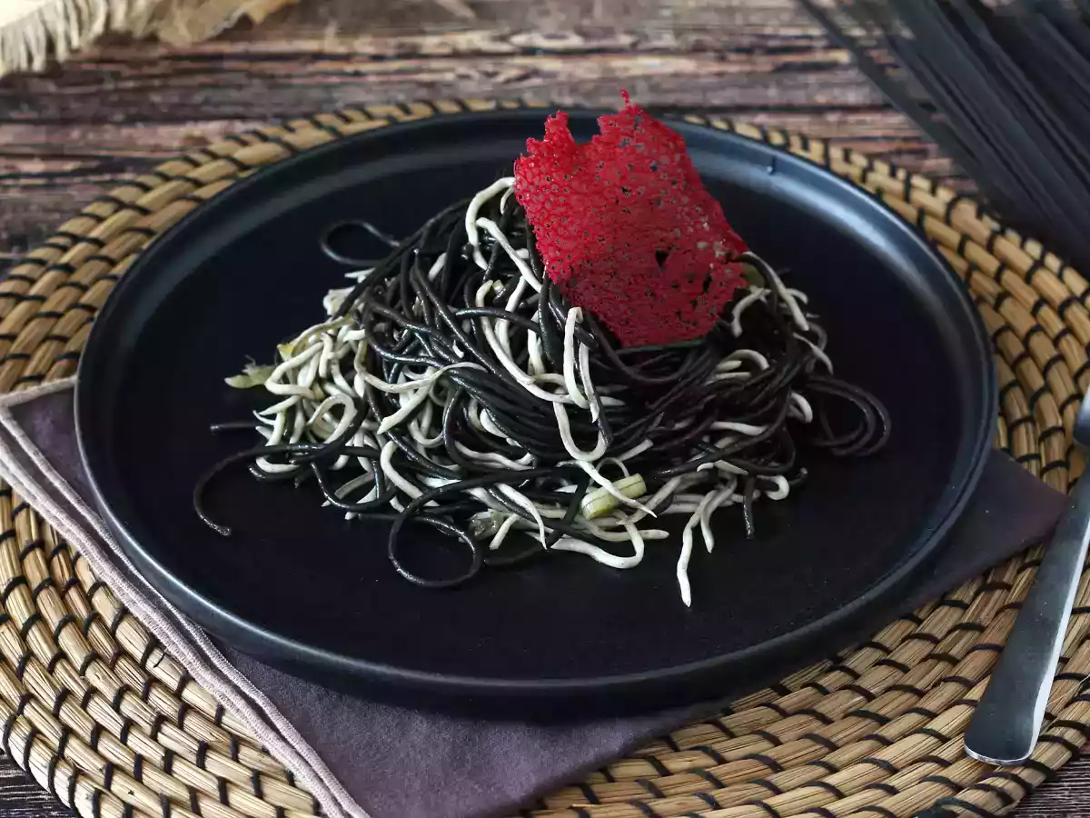 Černé špagety s česnekem a gulasami. Pasta al nero di seppia