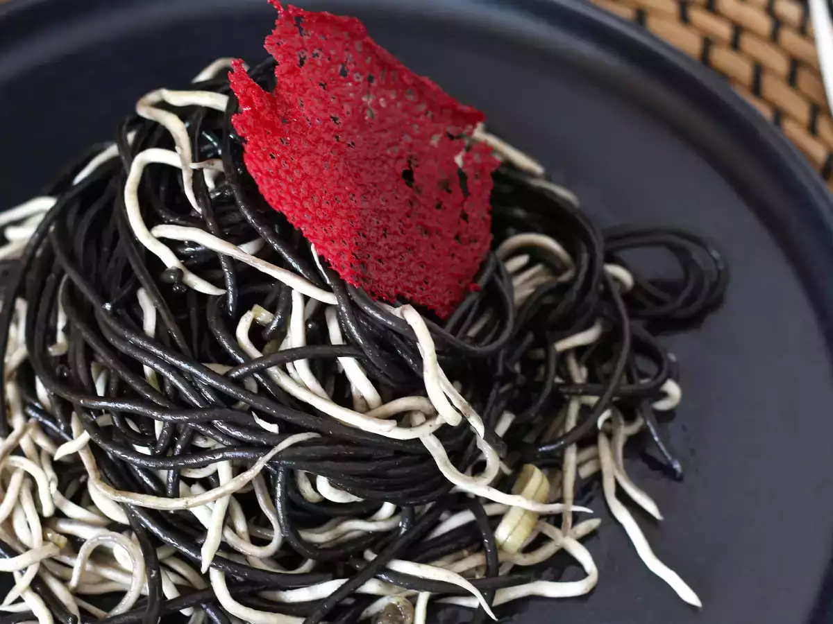 Černé špagety s česnekem a gulasami. Pasta al nero di seppia - foto 2