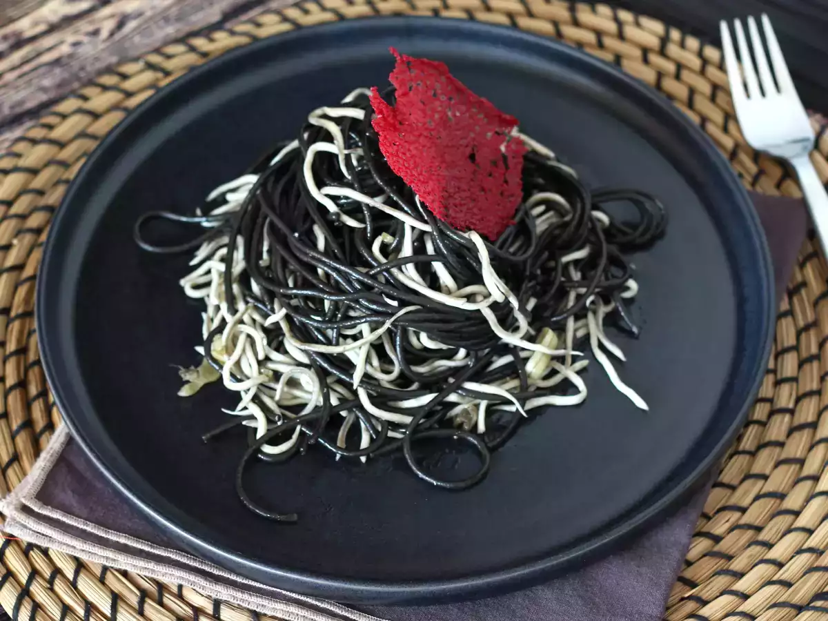 Černé špagety s česnekem a gulasami. Pasta al nero di seppia - foto 3
