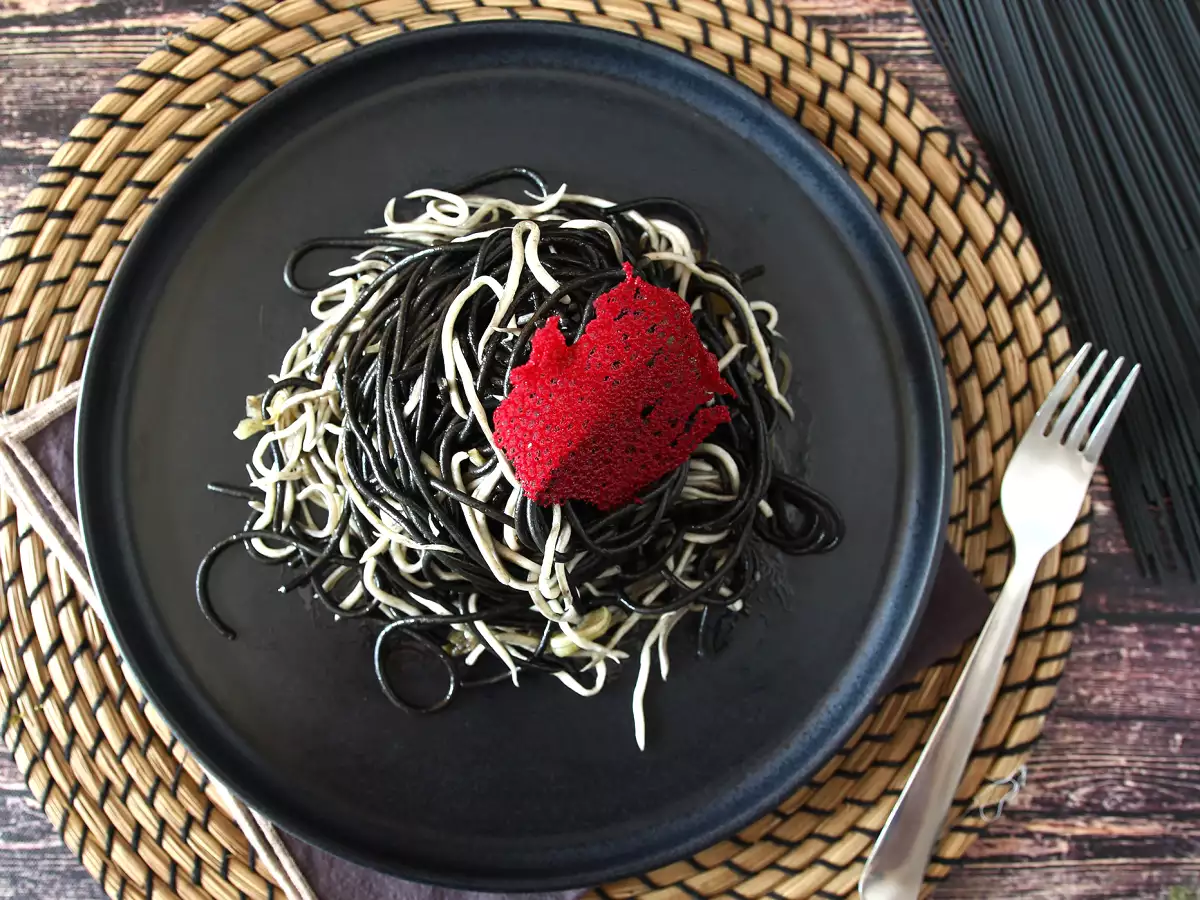 Černé špagety s česnekem a gulasami. Pasta al nero di seppia - foto 4