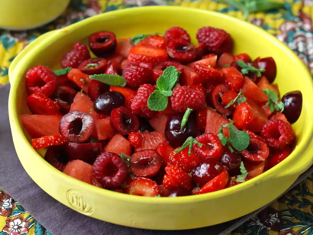 Červený ovocný salát: jahody, maliny, třešně a meloun, ideální na léto! - foto 4