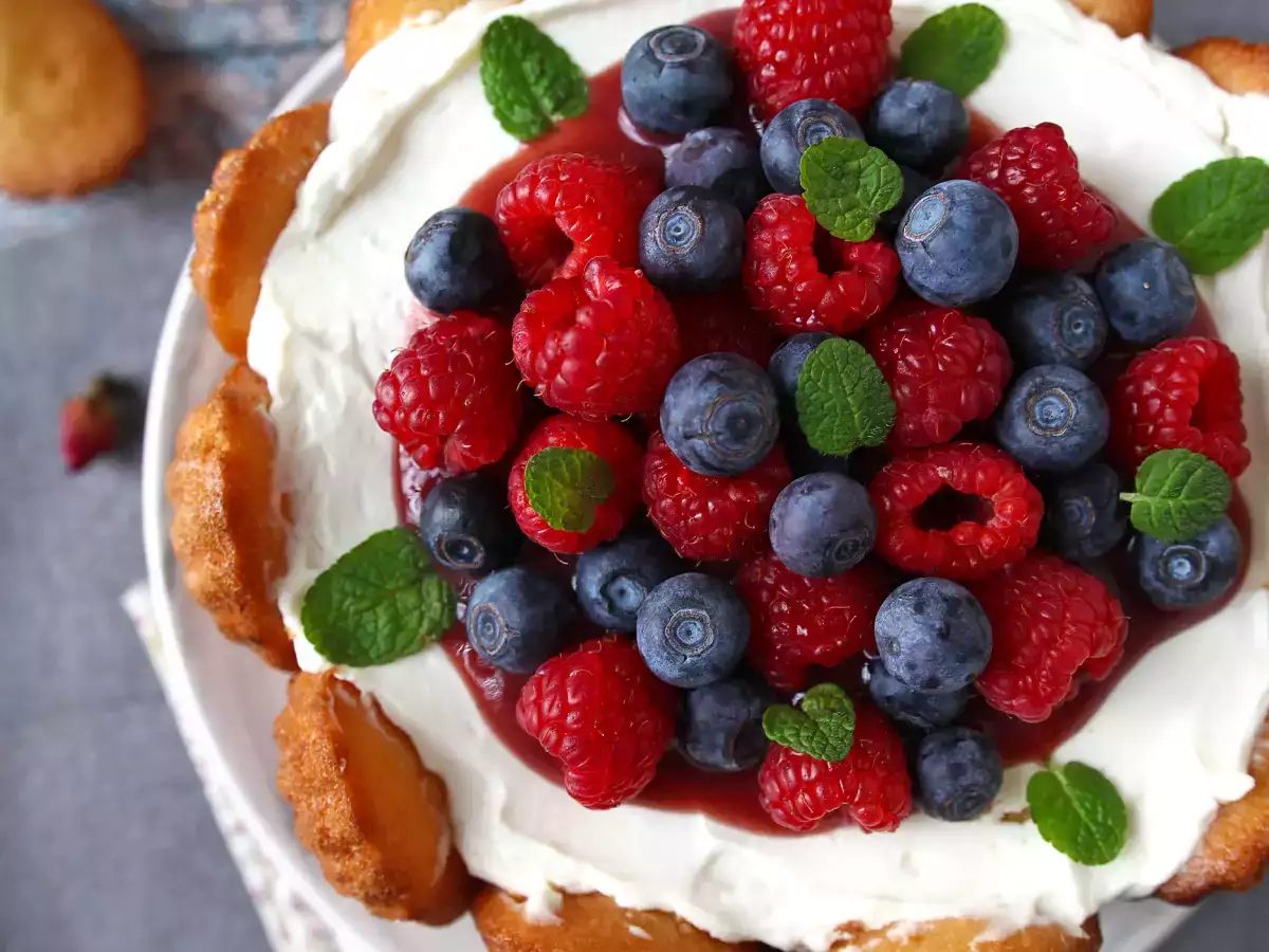 Charlotte s červeným ovocem a madeleines - foto 2