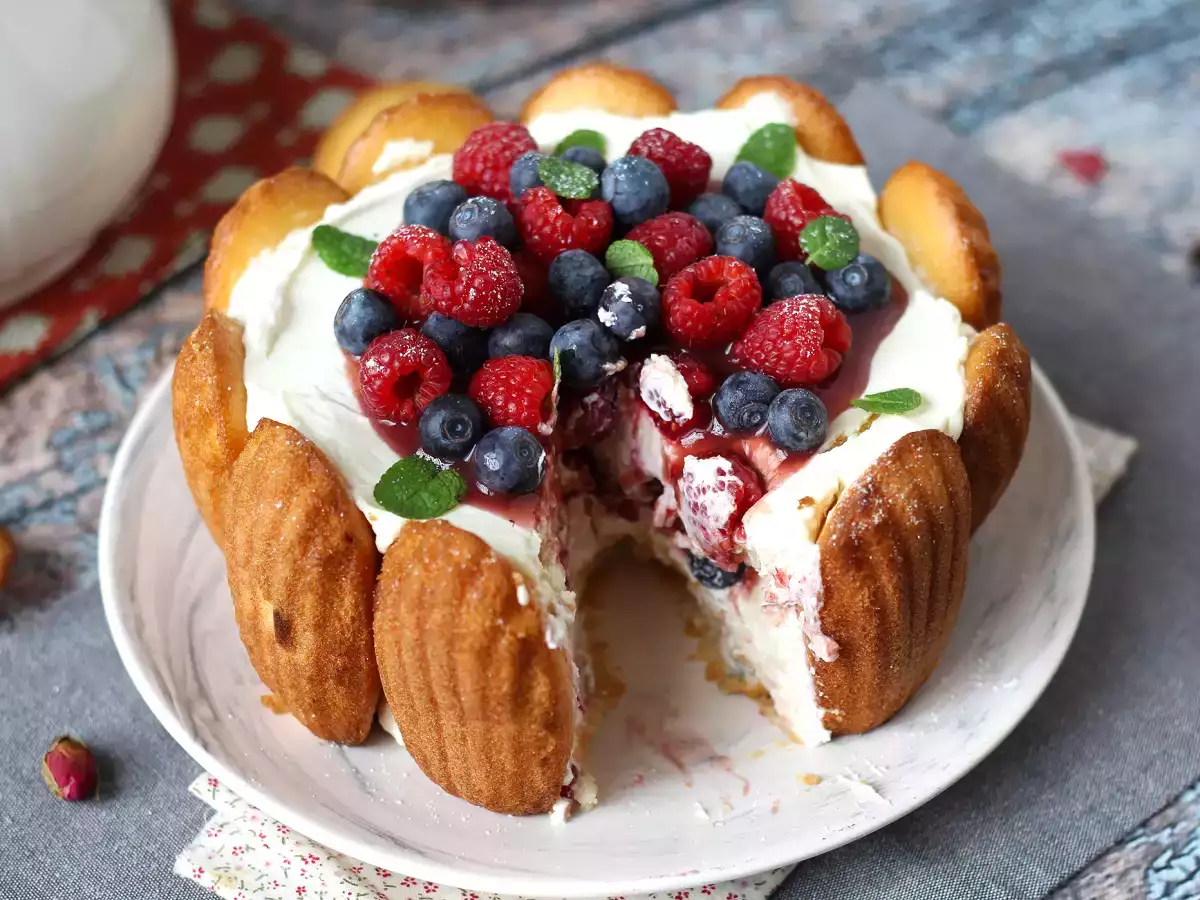 Charlotte s červeným ovocem a madeleines - foto 8