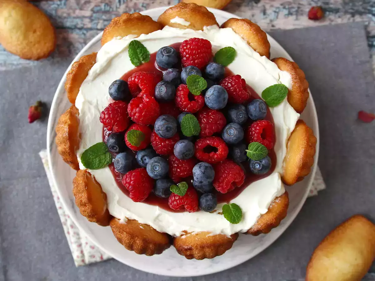 Charlotte s červeným ovocem a madeleinkami - foto 5