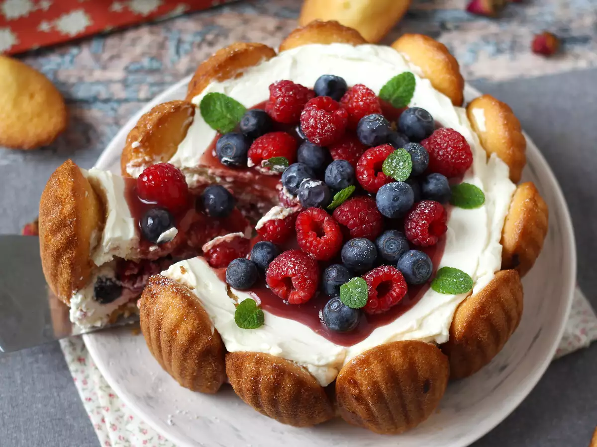 Charlotte s červeným ovocem a madeleinkami - foto 7