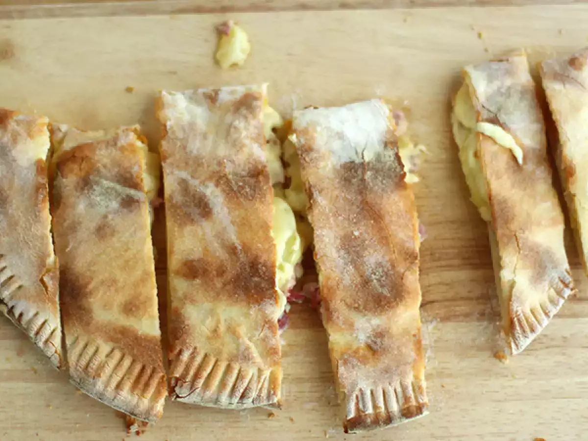 Chausson s raclette, savojská calzone - foto 2