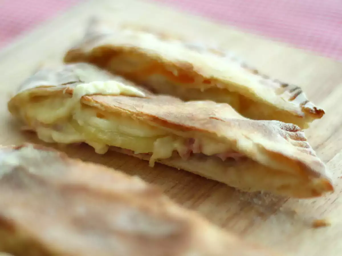 Chausson s raclette, savojská calzone - foto 3