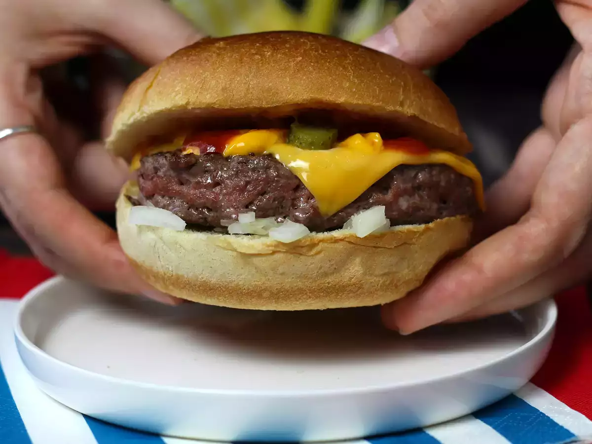 Cheeseburger, slavný hamburger, který všichni milují! - foto 2