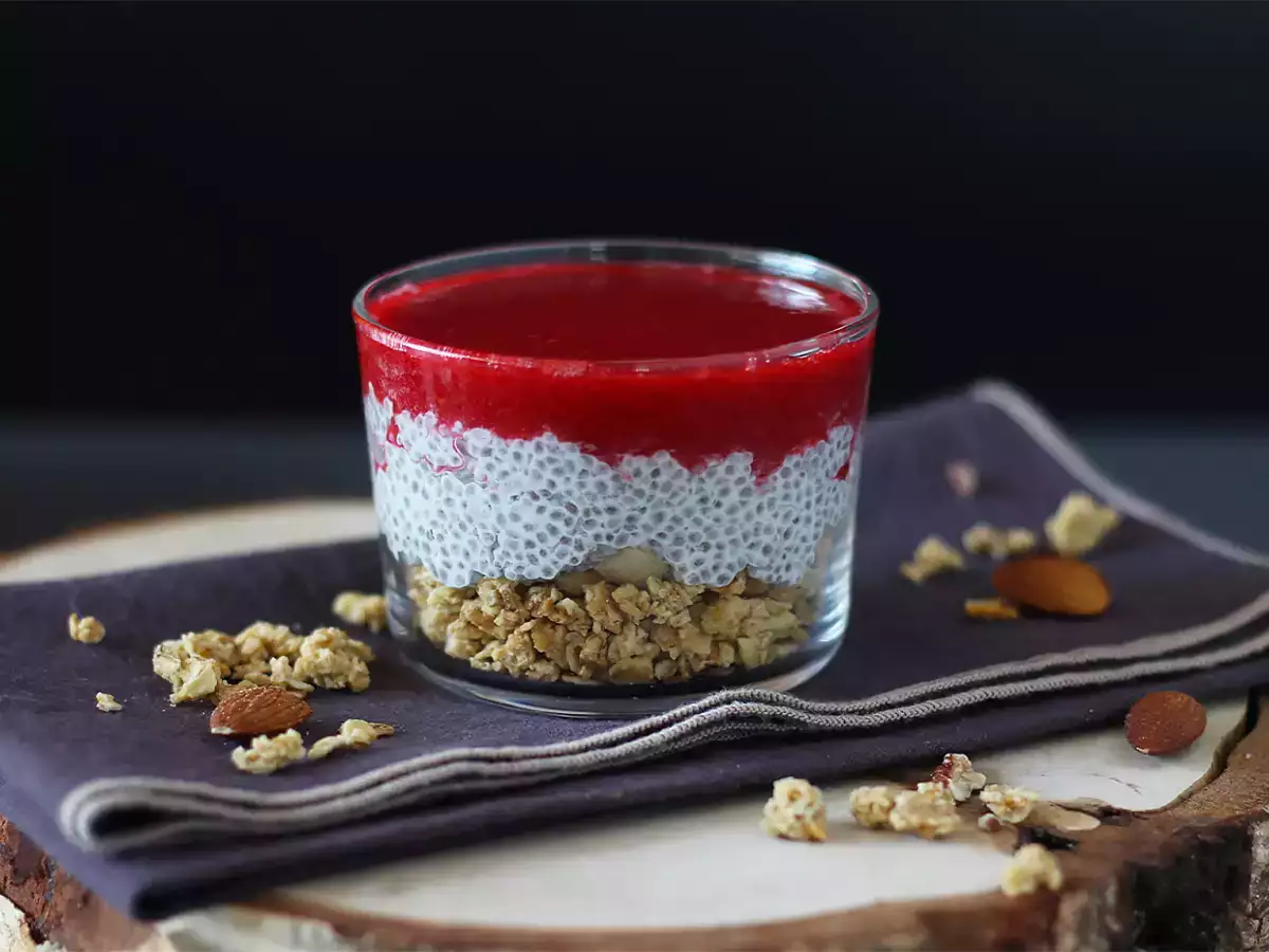 Chia pudink s kokosovým mlékem, malinami a granolou ve skleničce