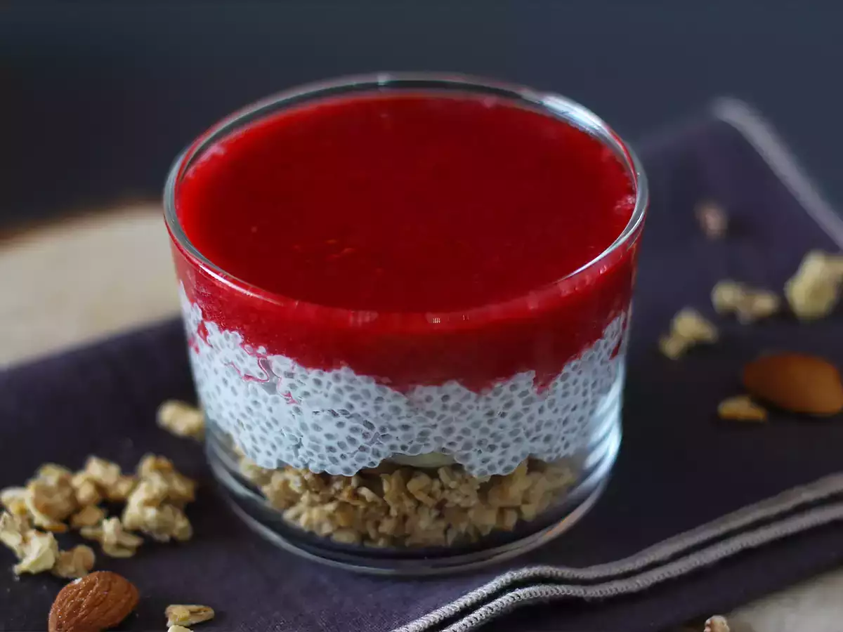 Chia pudink s kokosovým mlékem, malinami a granolou ve skleničce - foto 3