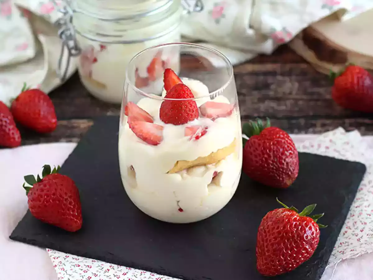 Chlazené jahodové tiramisu v pohárech