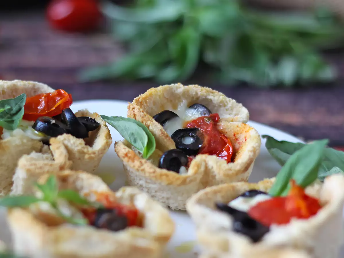 Chlebové koše s mozzarellou, cherry rajčátky a černými olivami - foto 2