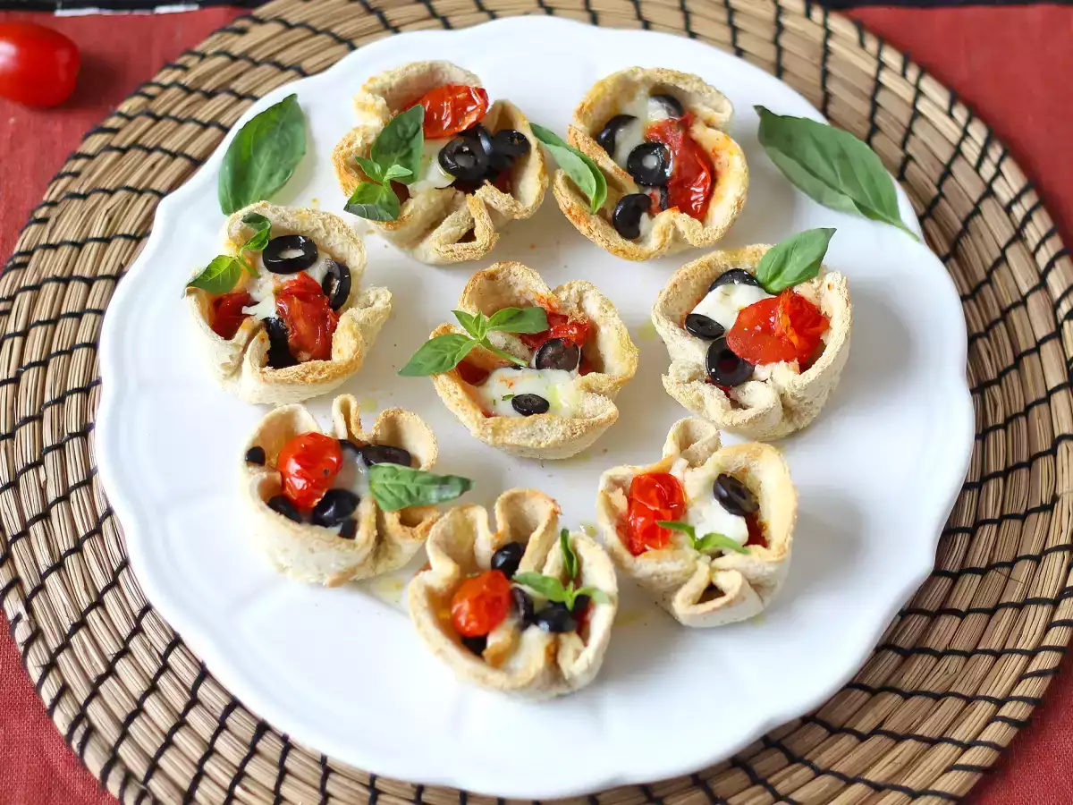 Chlebové koše s mozzarellou, cherry rajčátky a černými olivami - foto 3