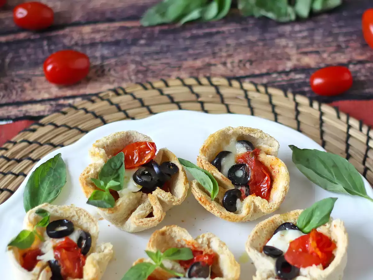 Chlebové koše s mozzarellou, cherry rajčátky a černými olivami - foto 4