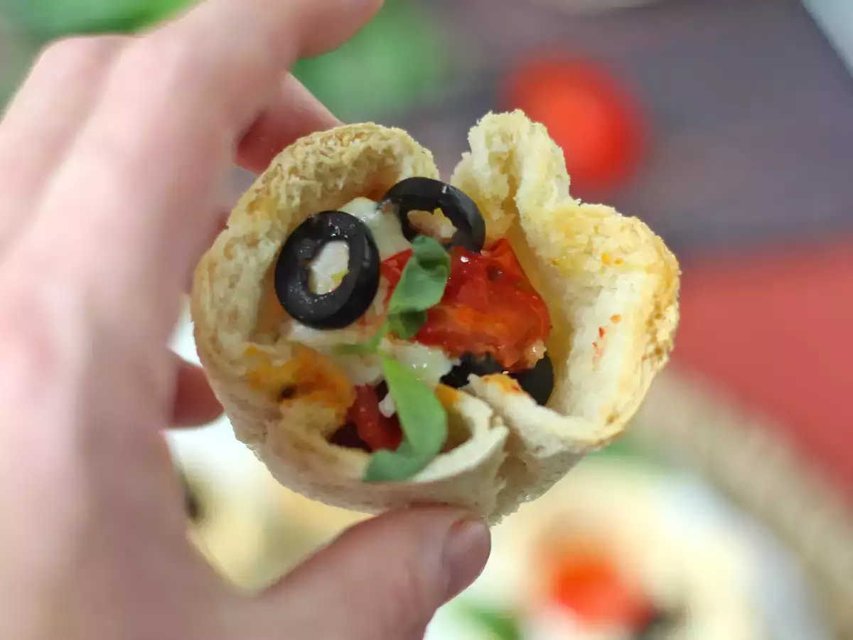 Chlebové koše s mozzarellou, cherry rajčátky a černými olivami - foto 5