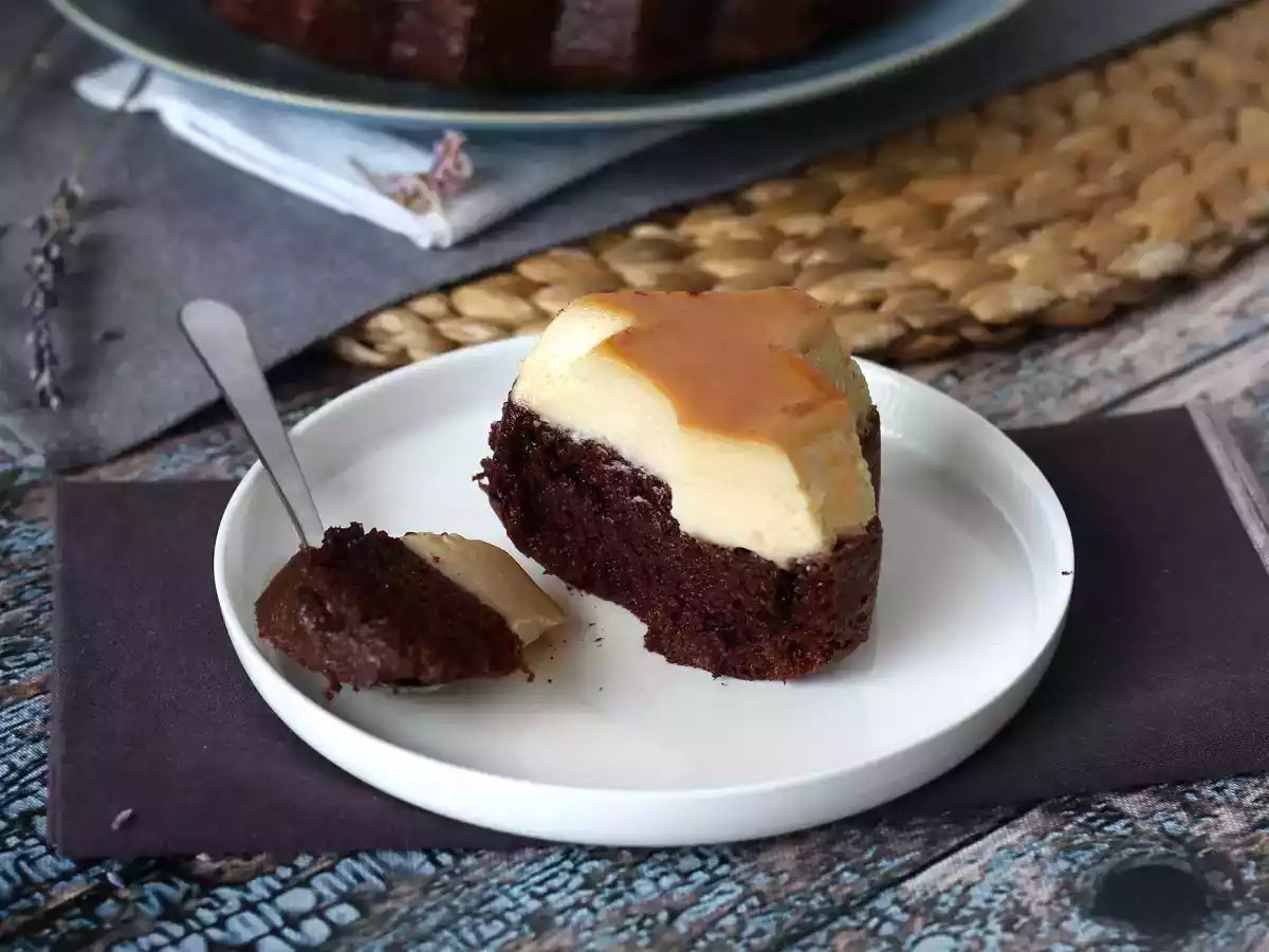 Choco flan, dokonalá kombinace vlhkého čokoládového dortu a vanilkového karamelového flanelu. - foto 3