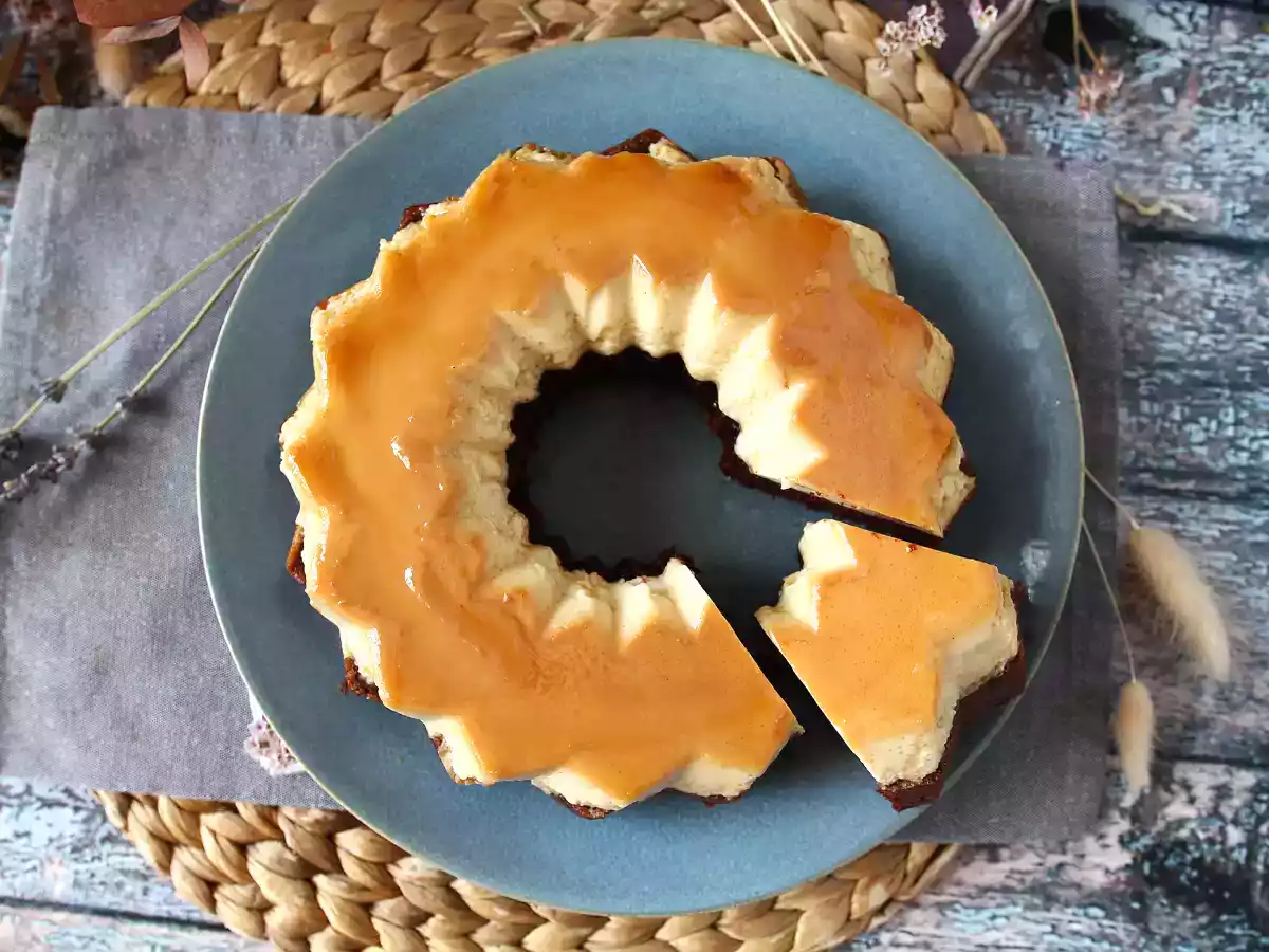 Choco flan, dokonalá kombinace vlhkého čokoládového dortu a vanilkového karamelového flanelu. - foto 5