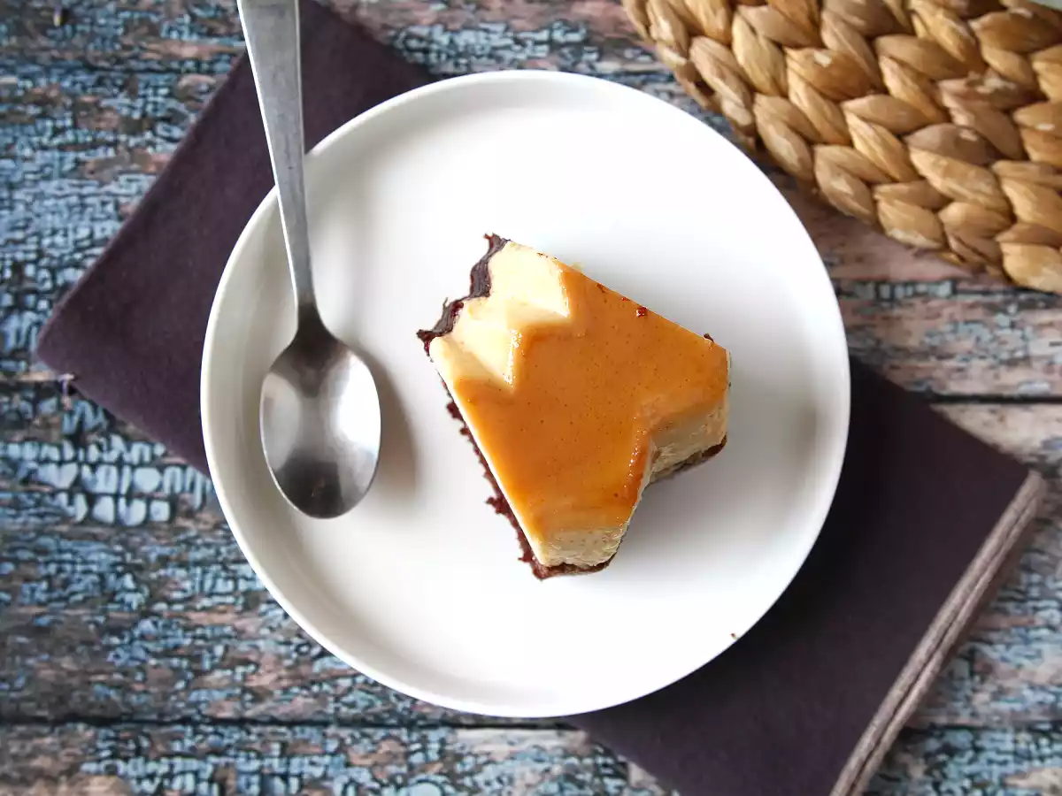 Choco flan, dokonalá kombinace vlhkého čokoládového dortu a vanilkového karamelového flanelu. - foto 6