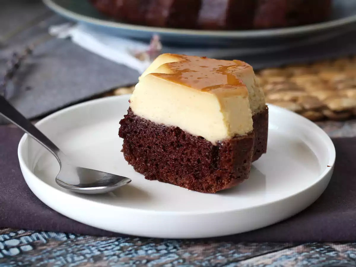 Choco flan, dokonalá kombinace vlhkého čokoládového dortu a vanilkového karamelového flanelu. - foto 8
