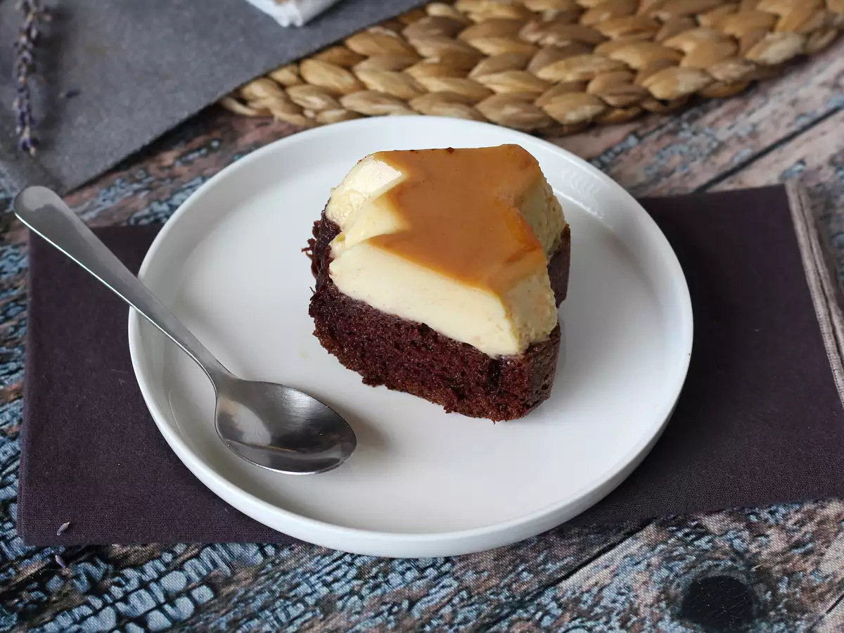 Chocoflan: dokonalá kombinace vláčného čokoládového dortu a vanilkového flanu s karamelem