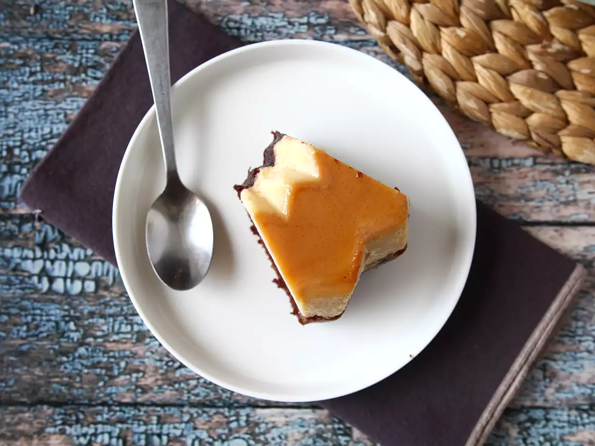 Chocoflan: dokonalá kombinace vláčného čokoládového dortu a vanilkového flanu s karamelem - foto 6