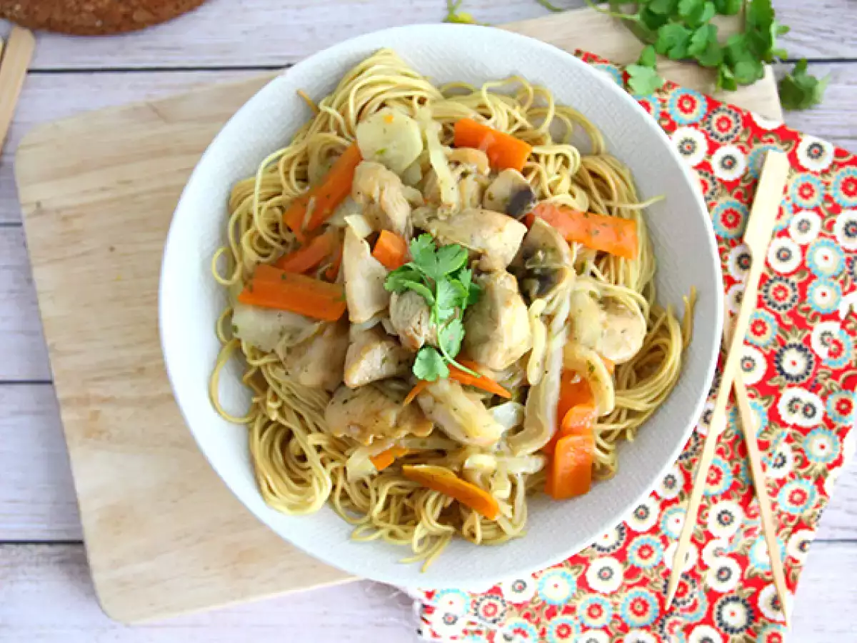 Chow mein (chao men), čínské nudle s kuřecím masem a zeleninou - foto 3