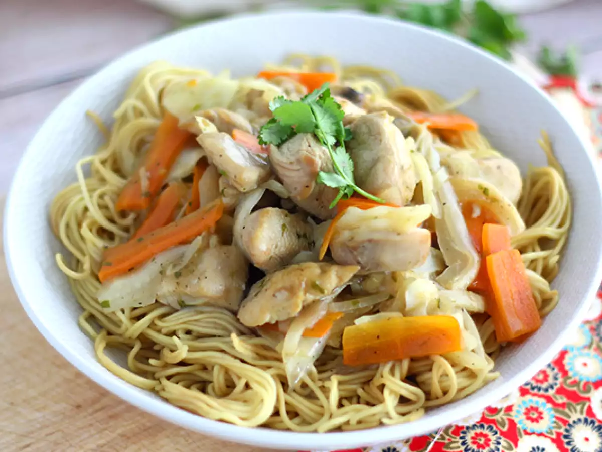 Chow mein (chao men), čínské nudle s kuřecím masem a zeleninou - foto 4