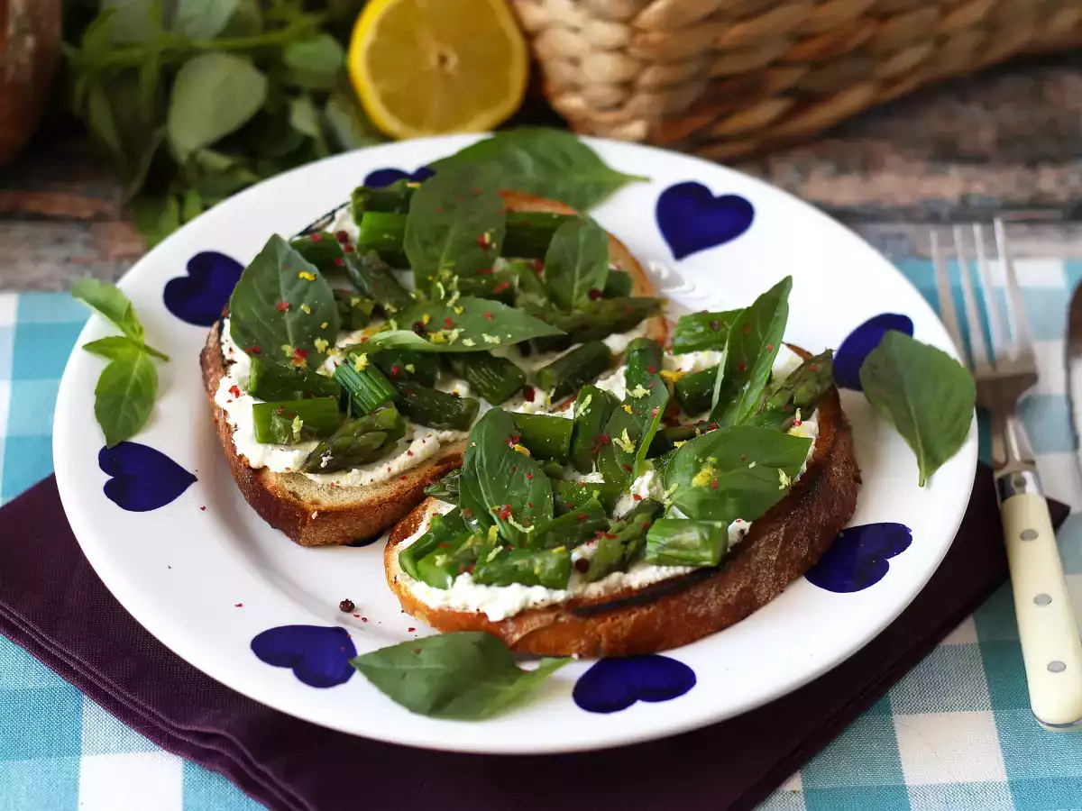 Chřestové tartiny s citronem a bazalkou a ricottou - foto 3