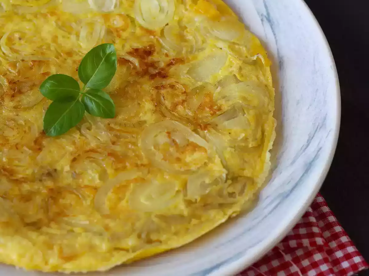 Cibulová omeleta, chutný a snadno připravitelný recept - foto 2