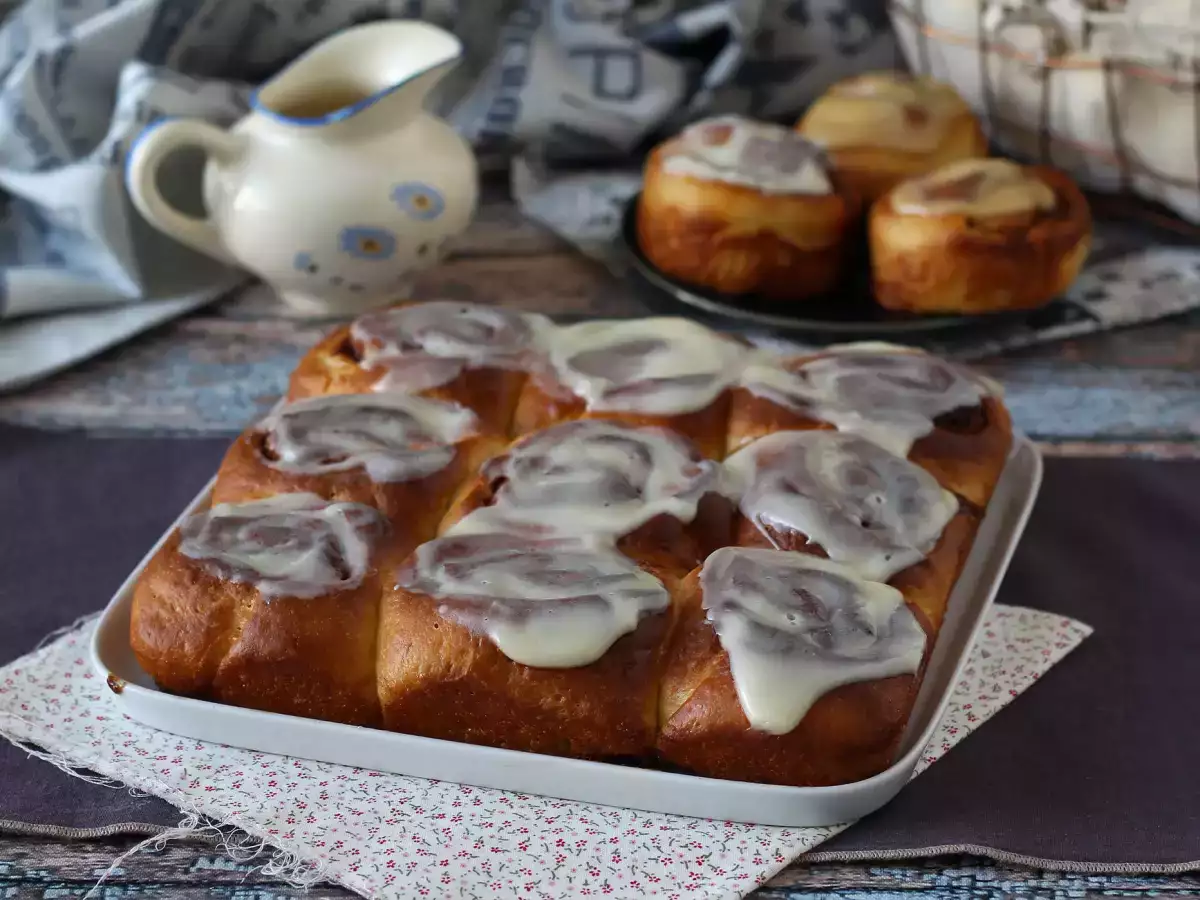 Cinnamon rolls – skořicové rolky z brioškového těsta s vanilkovou polevou
