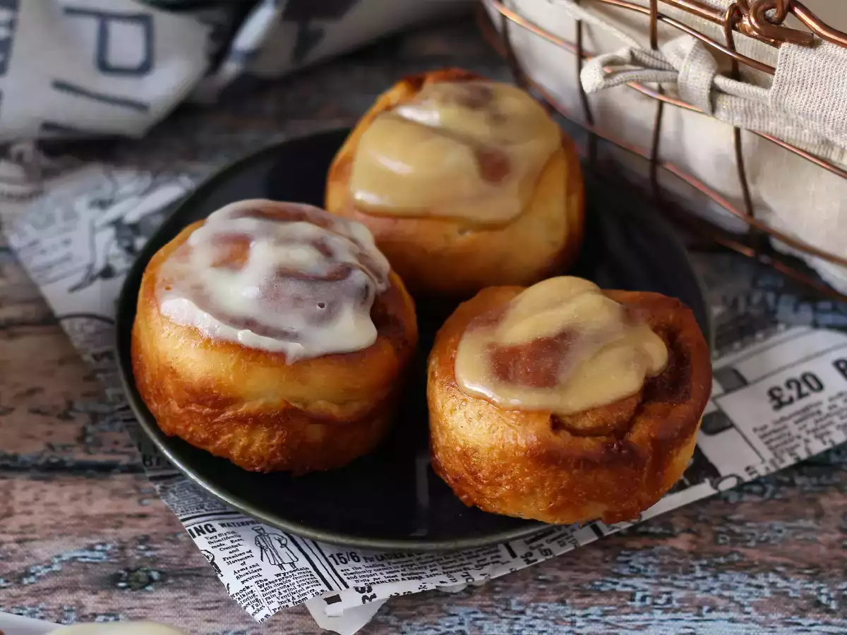 Cinnamon rolls – skořicové rolky z brioškového těsta s vanilkovou polevou - foto 2
