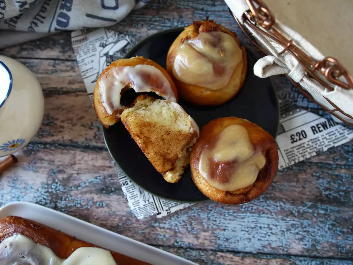 Cinnamon rolls – skořicové rolky z brioškového těsta s vanilkovou polevou - foto 5