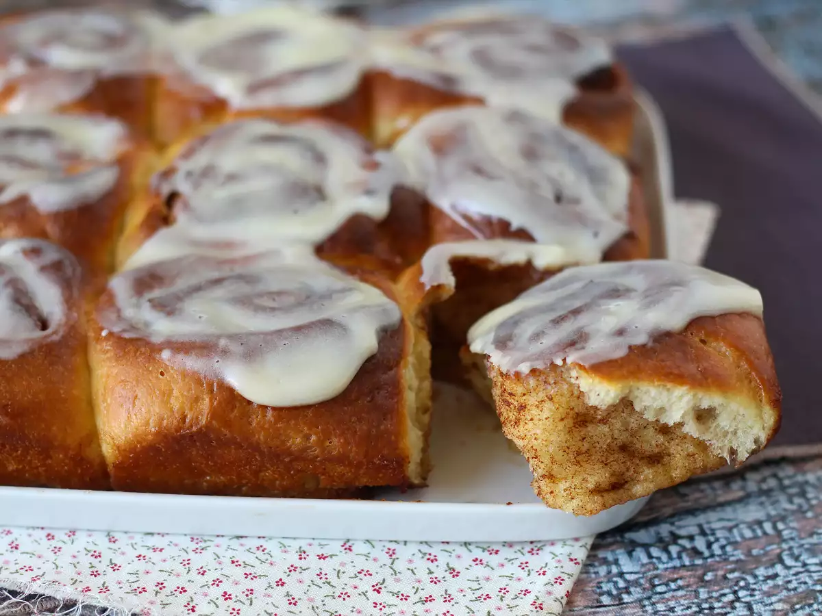 Cinnamon rolls – skořicové rolky z brioškového těsta s vanilkovou polevou - foto 8