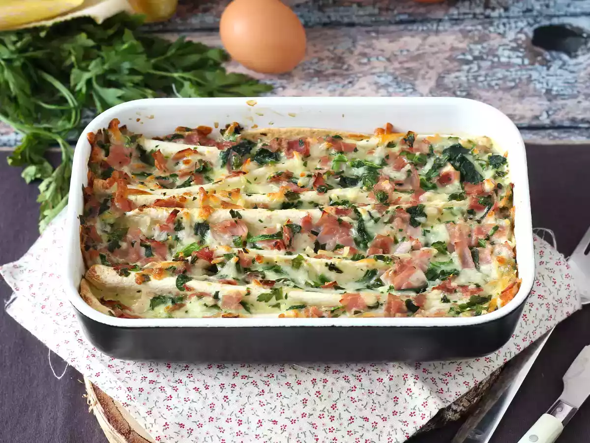 Co dělat s tortillami? Zapečená šunka, špenát a mozzarella ve stylu mřížkového koláče