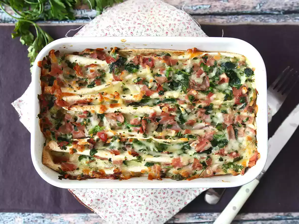 Co dělat s tortillami? Zapečená šunka, špenát a mozzarella ve stylu mřížkového koláče - foto 5