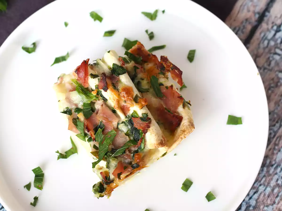 Co dělat s tortillami? Zapečená šunka, špenát a mozzarella ve stylu mřížkového koláče - foto 6