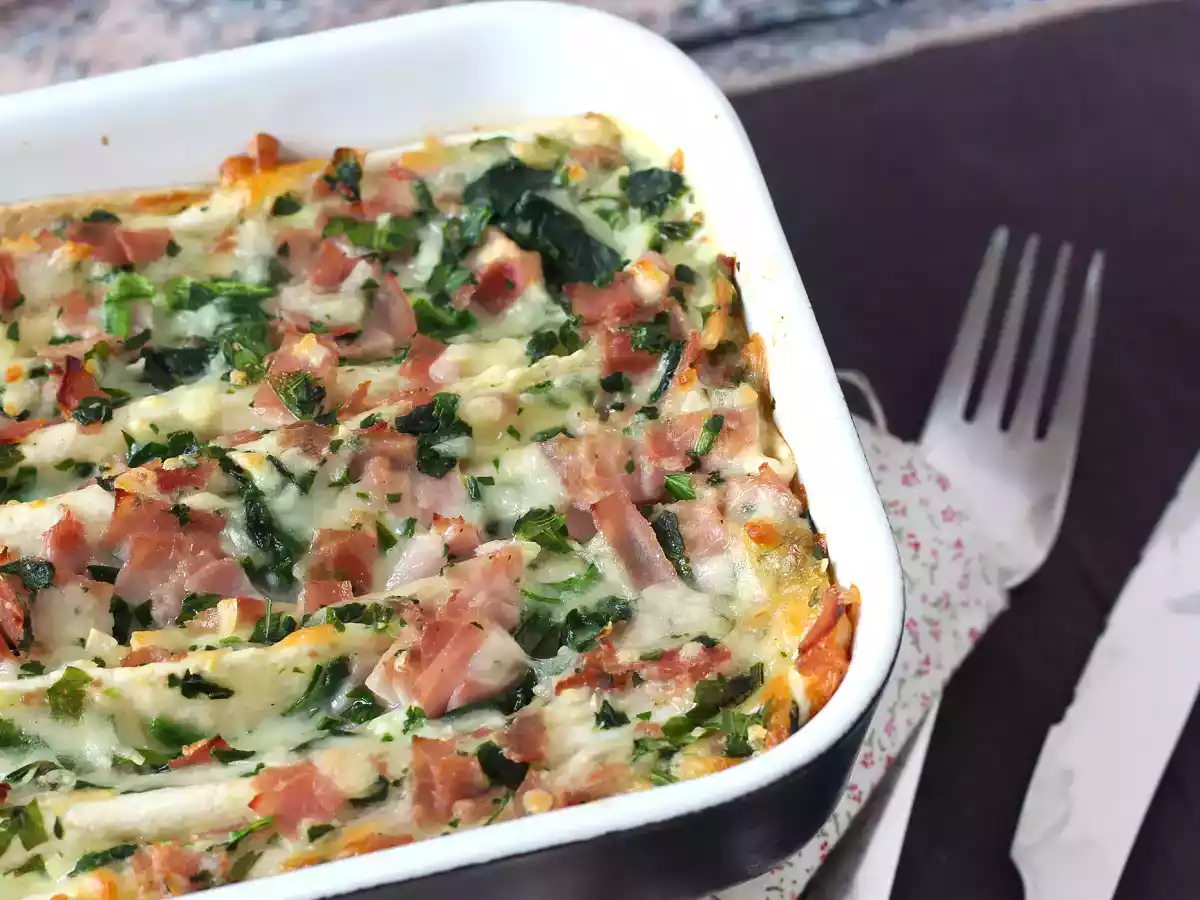Co dělat s tortillami? Zapečená šunka, špenát a mozzarella ve stylu mřížkového koláče - foto 9