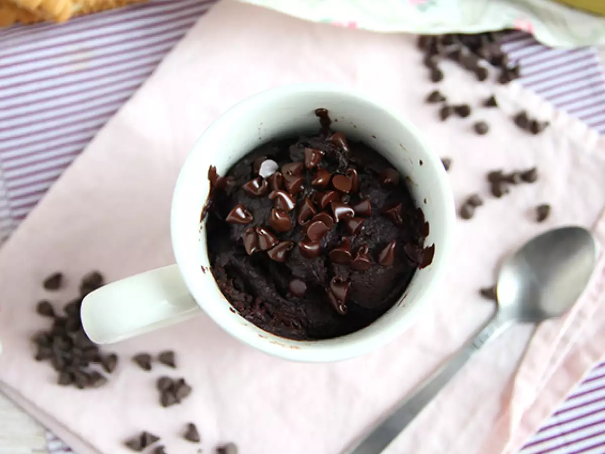 Čokoládový mug cake s arašídovým máslem za 1 minutu v mikrovlnné troubě - foto 6