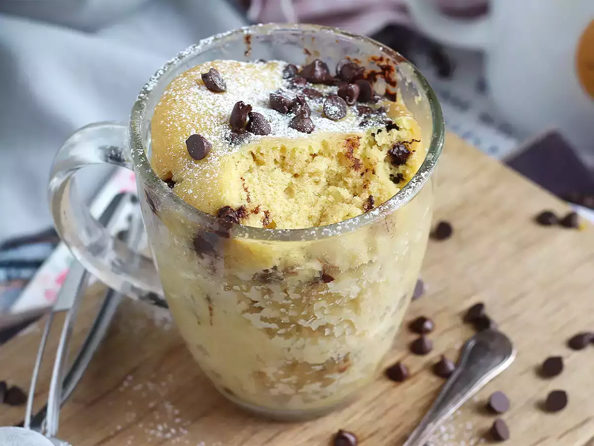 Cookie mug cake – hrníčkový dort s kousky čokolády