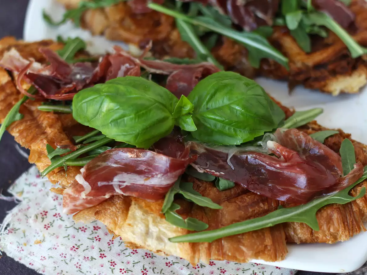 Croffle – croissant ve stylu vafle s fíkovou marmeládou, kozím sýrem a iberskou šunkou