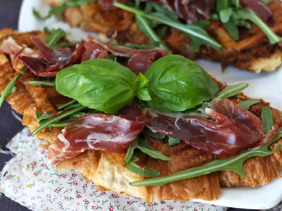 Croffle, vaflový croissant s fíkovou marmeládou, kozím sýrem a iberskou sušenou šunkou.