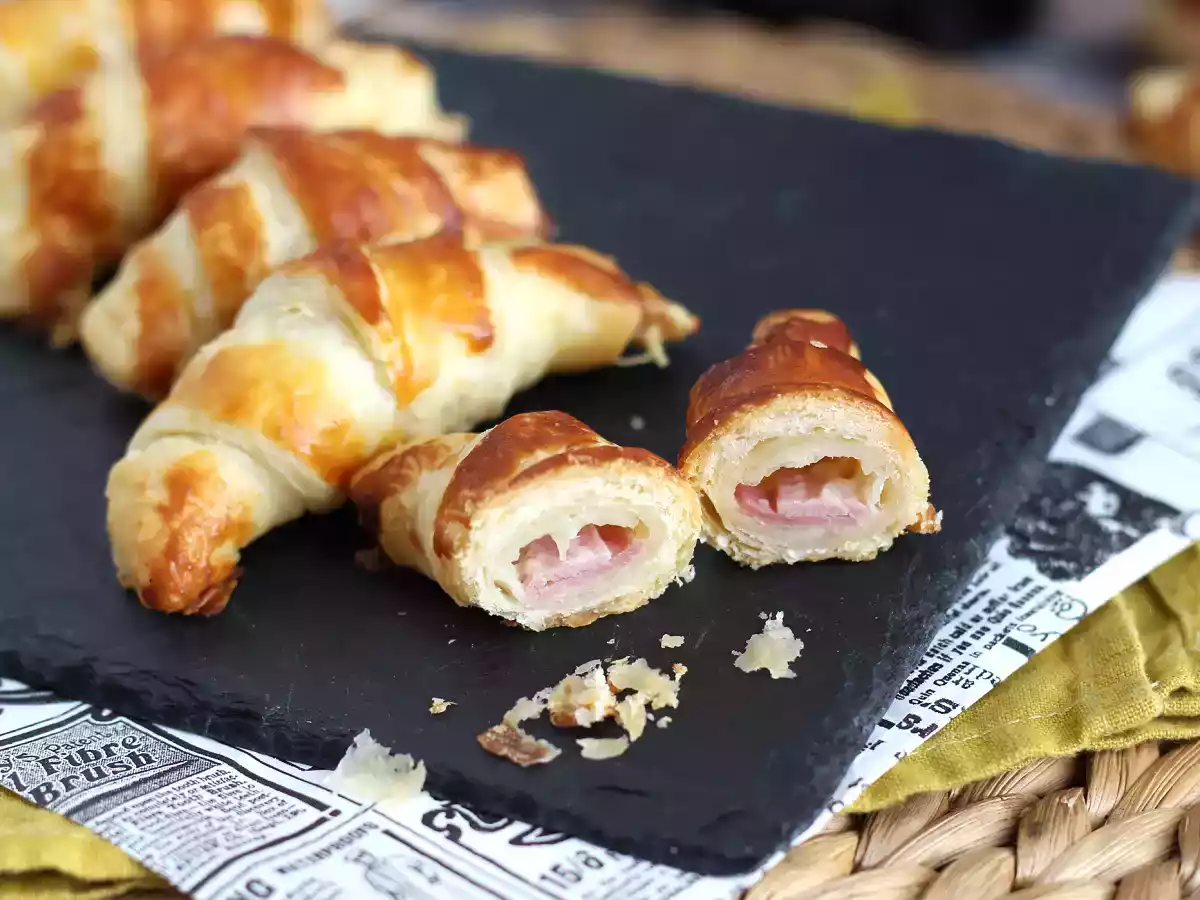 Croissanty s bešamelovou omáčkou, šunkou a sýrem