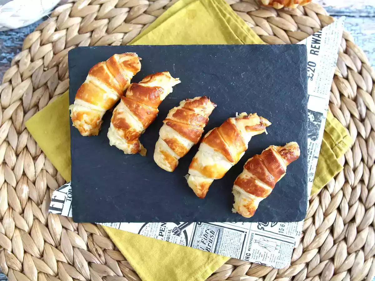 Croissanty s bešamelovou omáčkou, šunkou a sýrem - foto 6