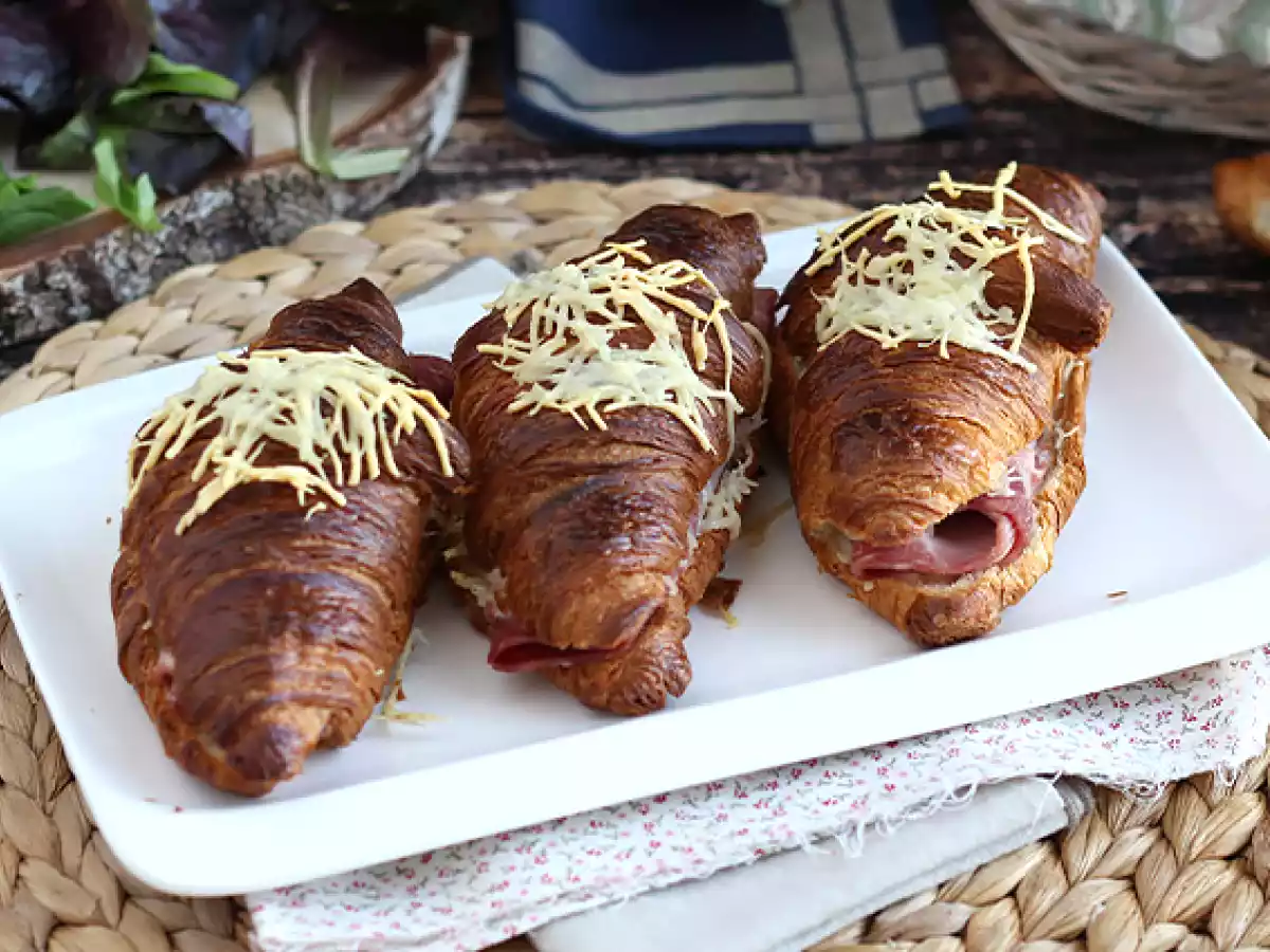 Croissanty se šunkou a sýrem