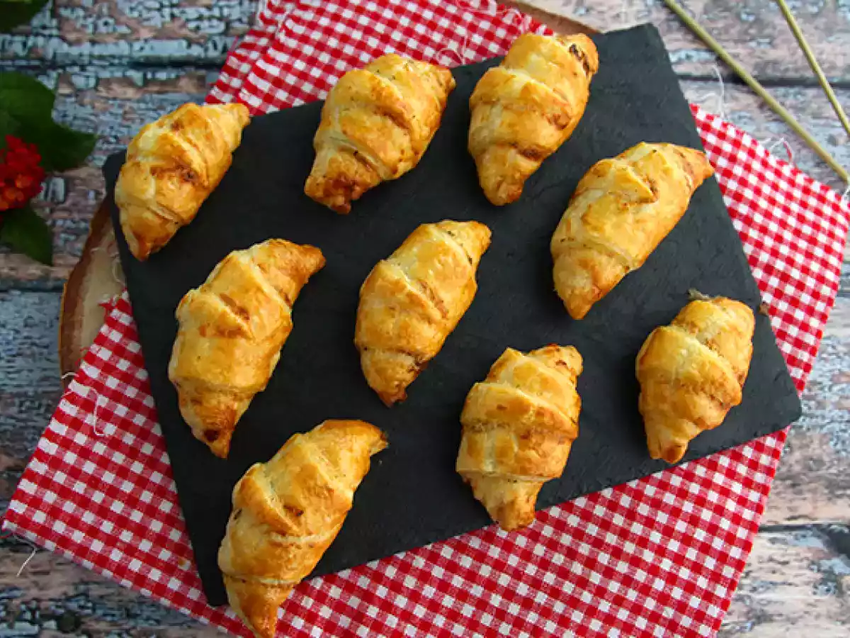 Croissanty z listového těsta se šunkou a čerstvým sýrem