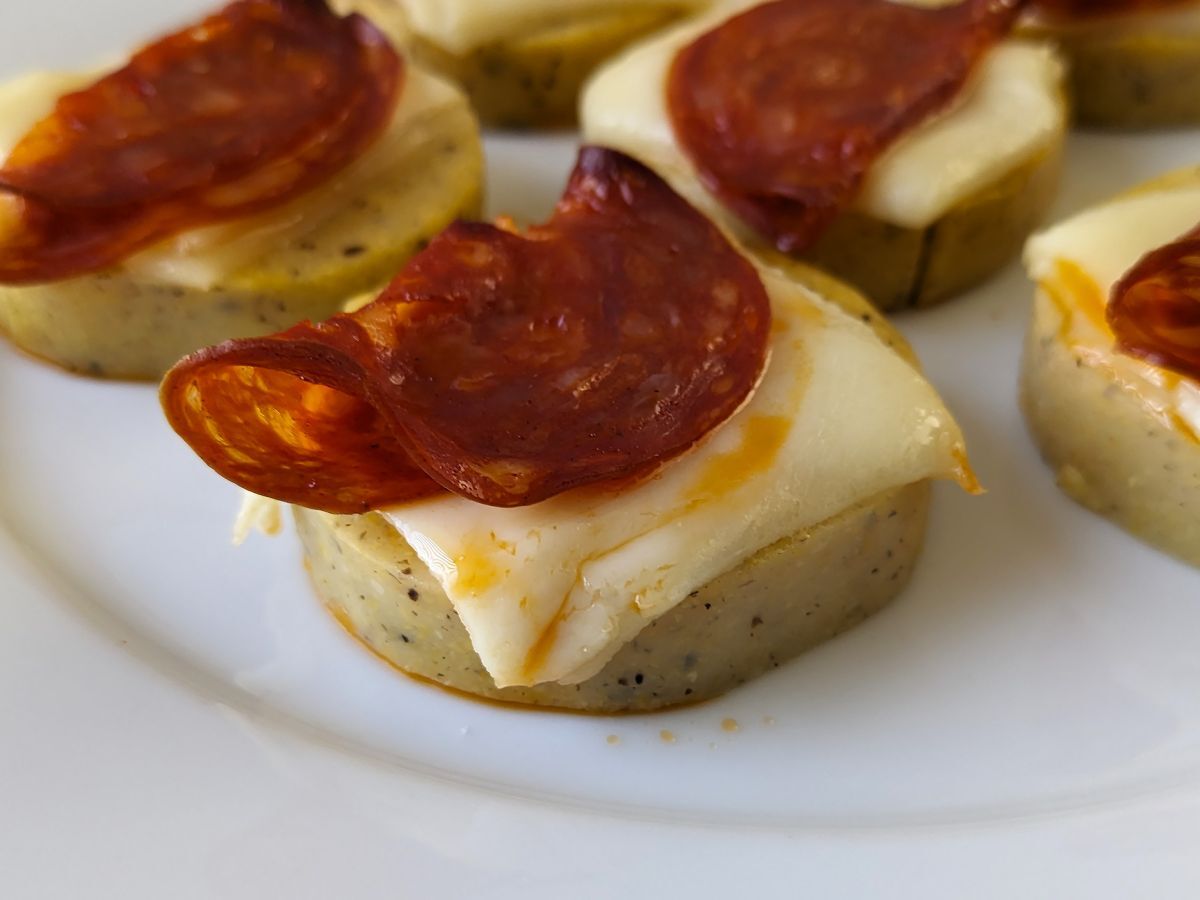 Crostini z polenty se sýrem scamorza a pikantním salámem