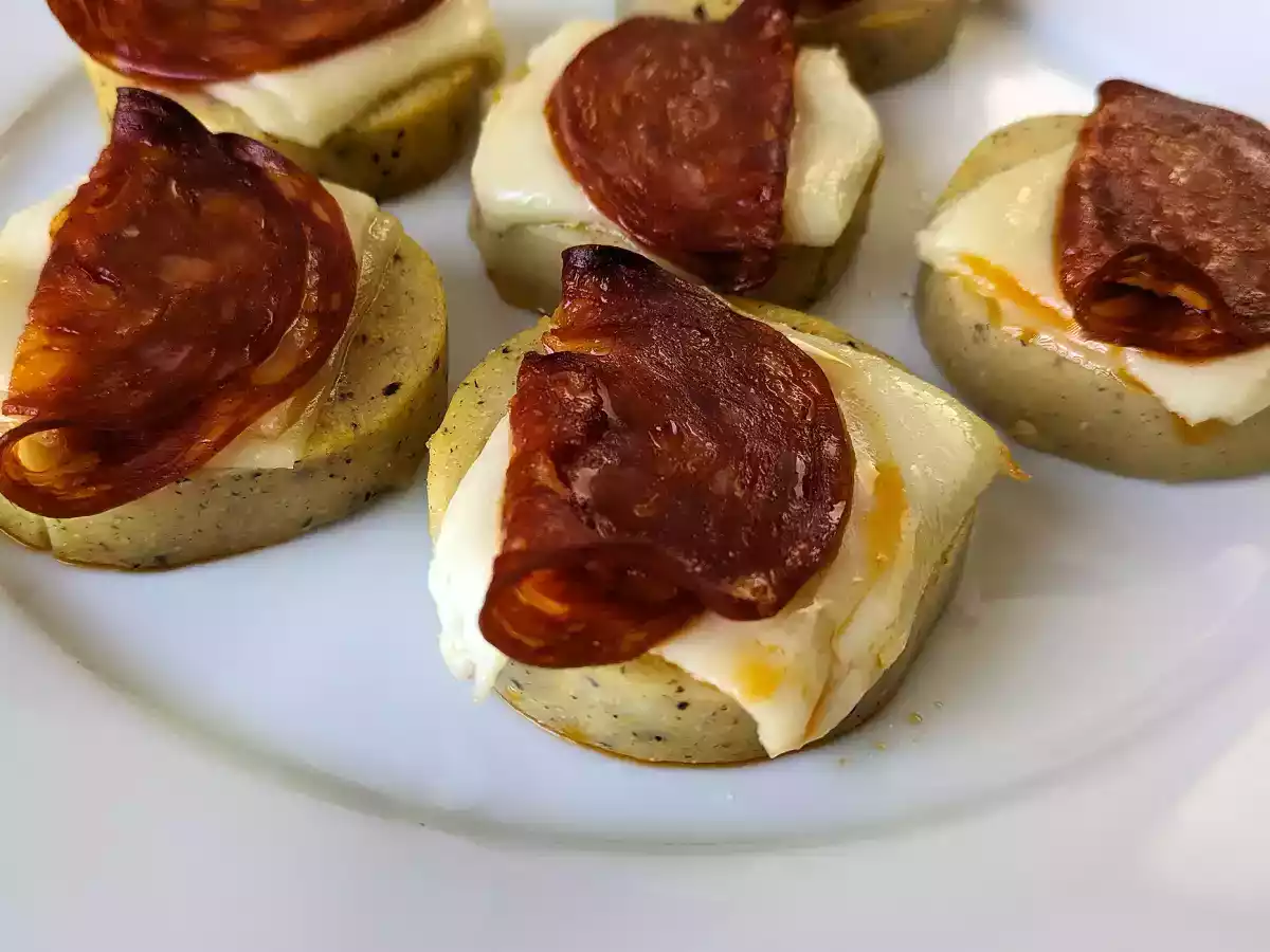 Crostini z polenty se sýrem scamorza a pikantním salámem - foto 2