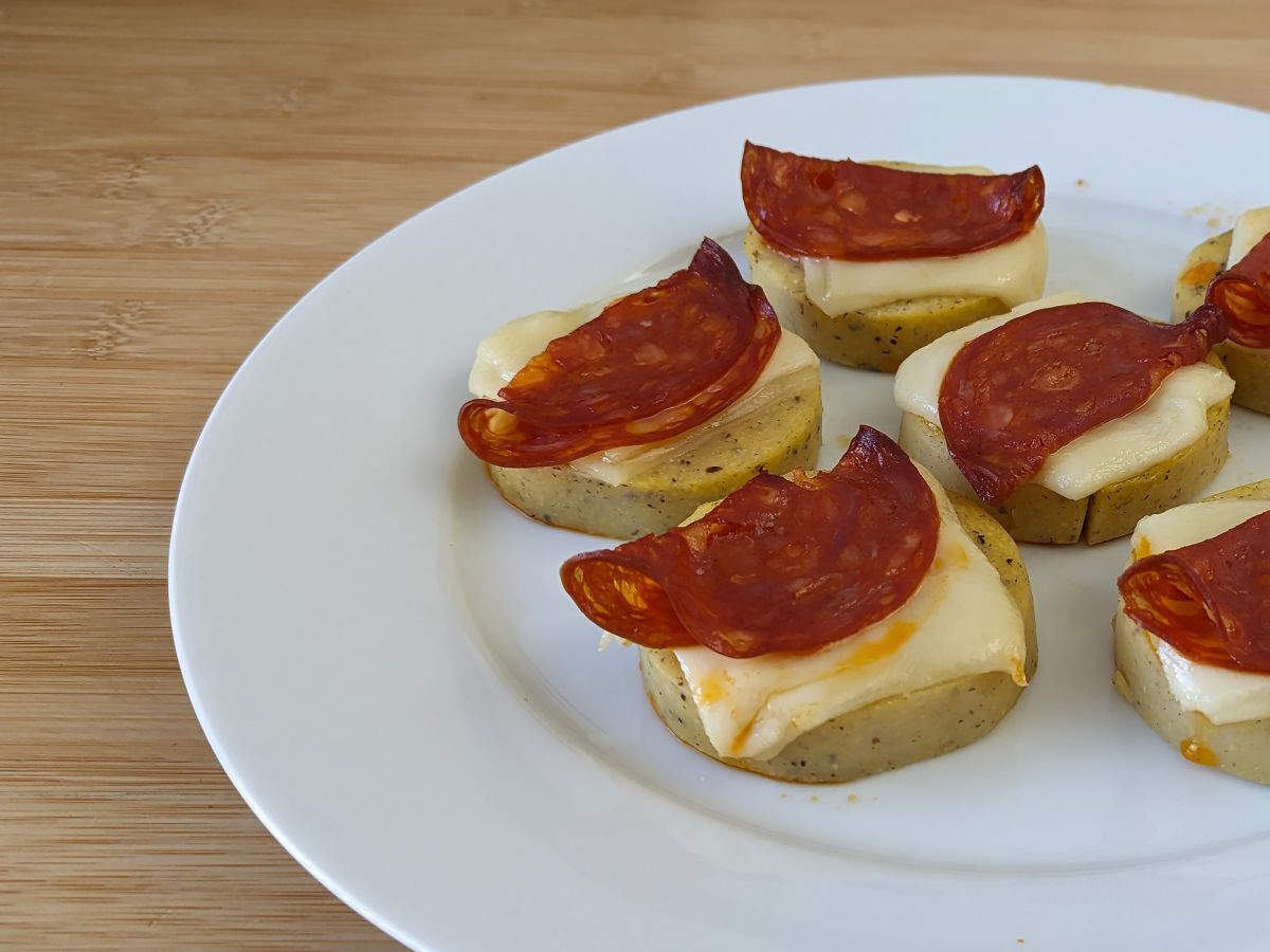 Crostini z polenty se sýrem scamorza a pikantním salámem - foto 3