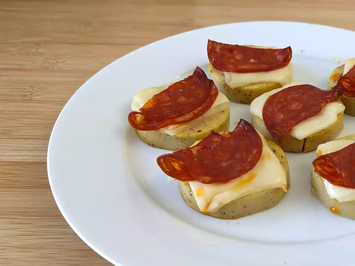Crostini z polenty se sýrem scamorza a pikantním salámem - foto 3