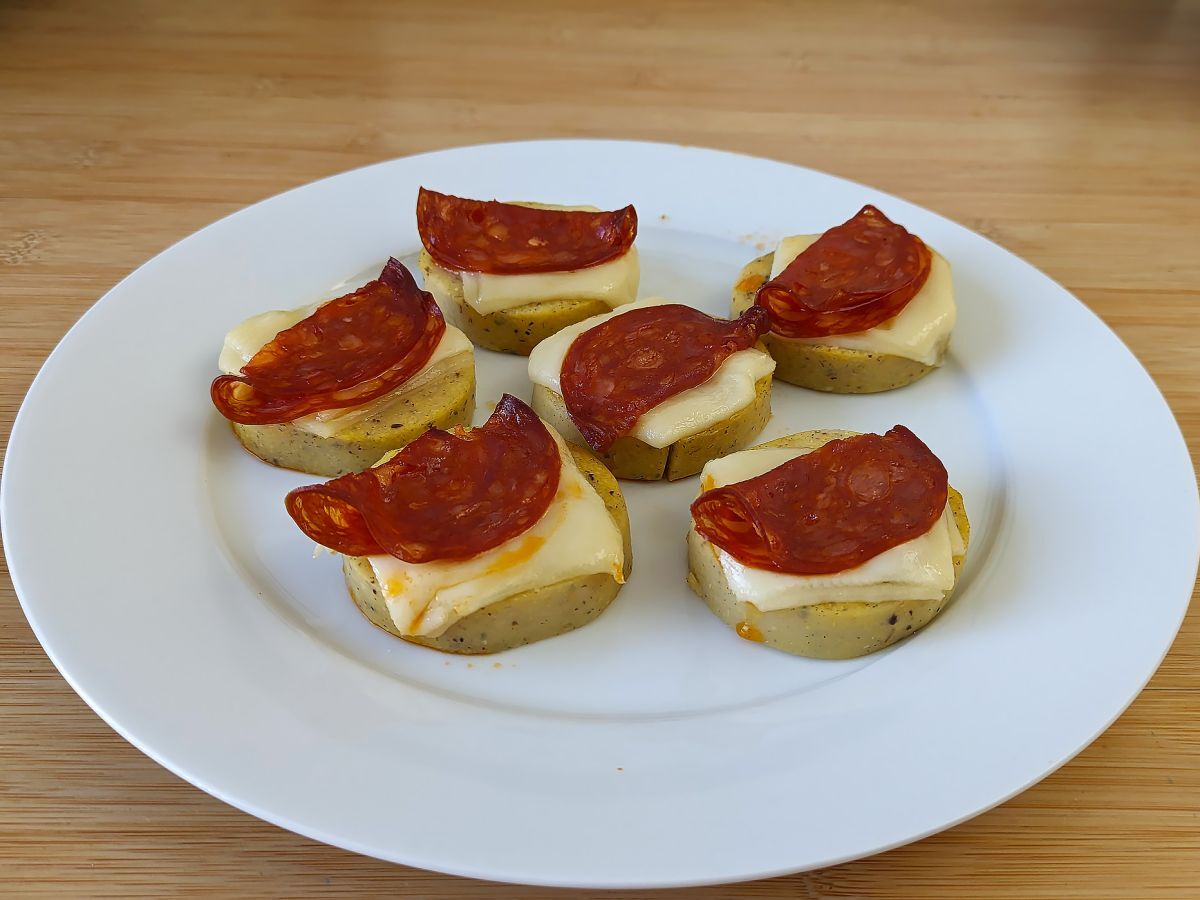 Crostini z polenty se sýrem scamorza a pikantním salámem - foto 4